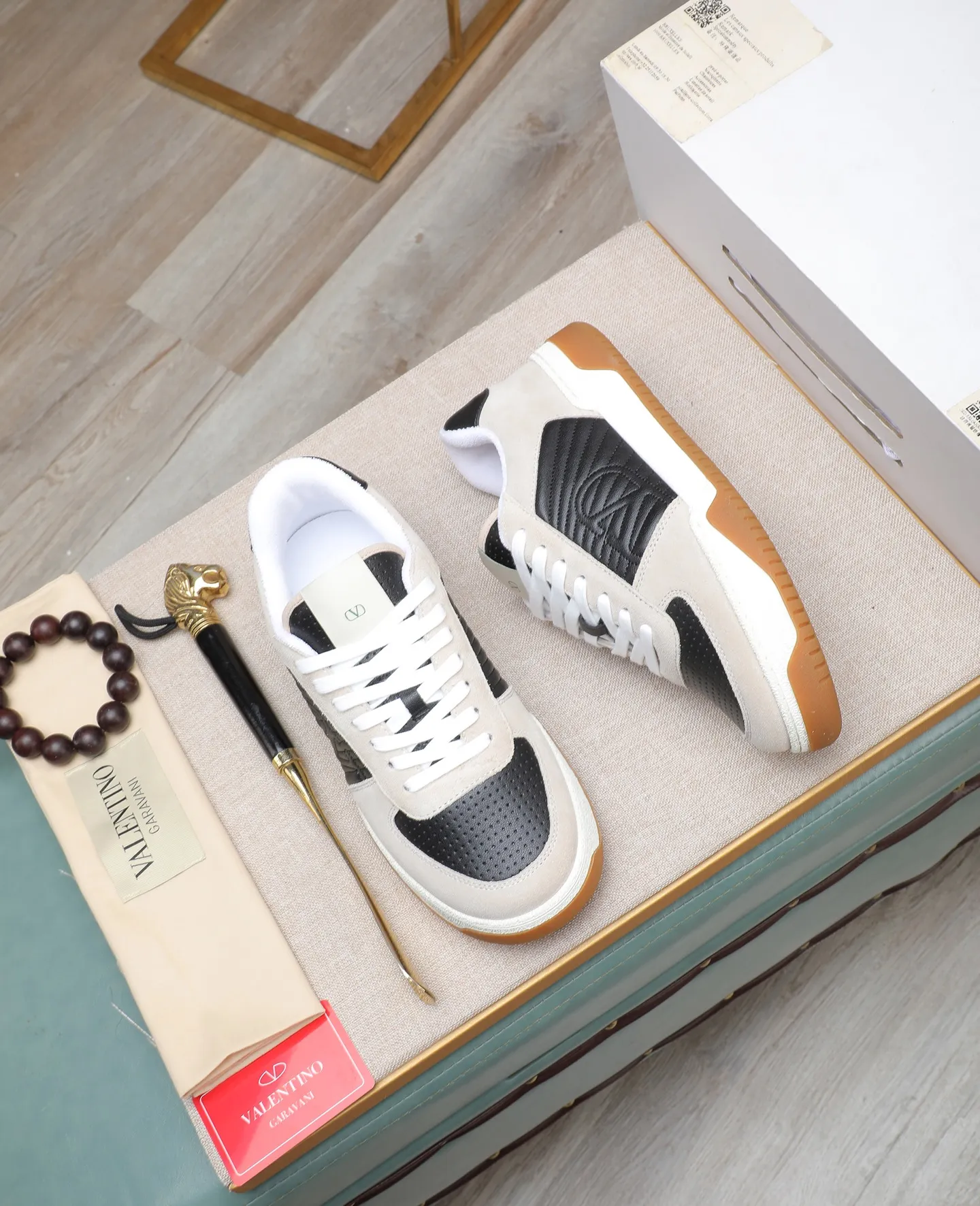 Men's shoes 💰740【Valentino】Couples model, size: Men's model 39-44 (45 customized) Valentino Valentino Couple model Joie de Jouer series Velcro Thick sole Bread shoes Couple model Casual sports shoes White shoes Original purchase and development Production Joie de Jouer series The style is simple but not out of style. The pure white base is paired with fresh green and soft beige, and the unique Velcro design highlights your personality. Every detail tells fashion and quality. Wear it, take a confident step, and start the trend journey. Delivered in exquisite packaging🛍📦 ▪️Material: Original custom imported first-layer cowhide ▪️Inner lining: Original custom made soft sheepskin lining ▪️Outsole: Original open-molded non-slip TPU material ▪️Sole thickness: 3.5CM
